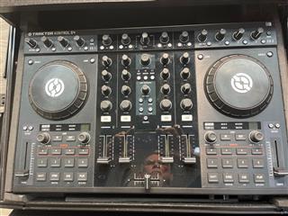 Native Instruments Traktor Kontrol S4 DJ Controller w/ Odyssey Glide Case